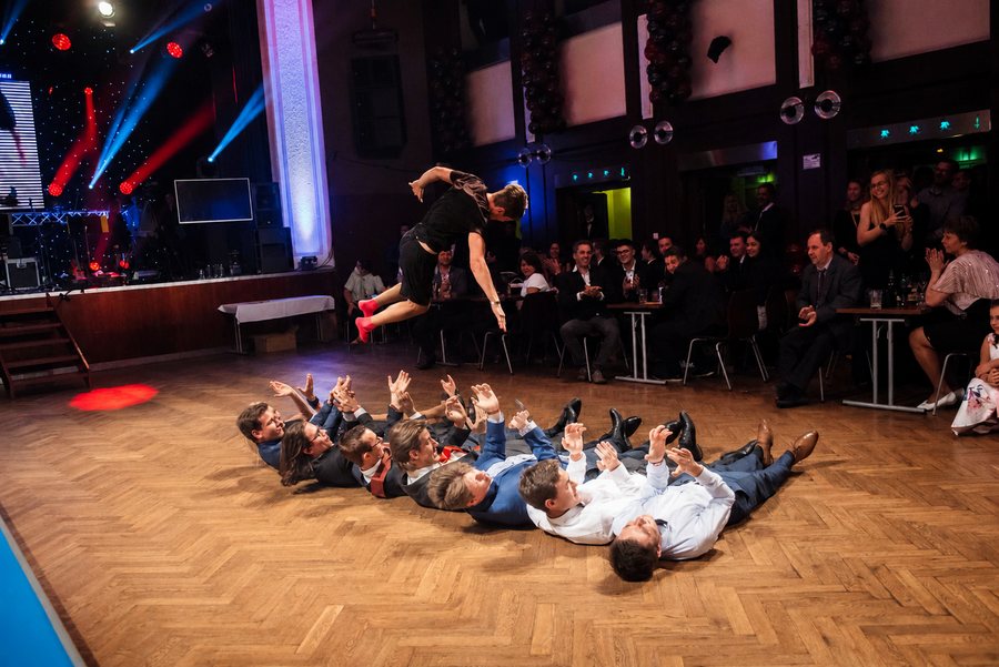 Salto nad ležící řadou lidí při vystoupení v klubu